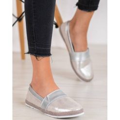 Wygodne srebrne slipony. Szare trampki i tenisówki damskie eVento, bez wzorów, ze skóry ekologicznej, bez zapięcia. W wyprzedaży za 69,90 zł.