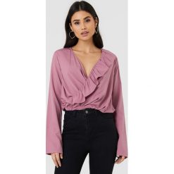 NA-KD Boho Bluzka z asymetryczną falbaną - Pink. Różowe bluzki damskie marki NA-KD Boho, bez wzorów, z poliesteru, boho, z falbankami, bez rękawów. Za 72,95 zł.