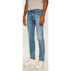 Tommy Jeans - Jeansy Scanton Heritage. Niebieskie jeansy męskie Tommy Jeans, z aplikacjami. W wyprzedaży za 359,90 zł.