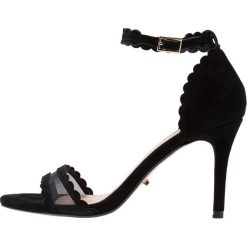 Dune London MAAM Sandały na obcasie black. Czarne sandały damskie marki Dune London, bez wzorów, z weluru, bez obcasa, na obcasie, bez zapięcia. Za 419,00 zł.