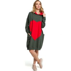 Sukienka - militarno-zielona. Zielone sukienki damskie Moe, s, z aplikacjami, z elastanu, z kapturem, bez rękawów, długie, oversize. Za 229,00 zł.