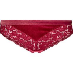 Stringi w kolorze czerwonym. Czerwone stringi damskie Skiny Women & Men, w koronkowe wzory, z koronki. W wyprzedaży za 62,95 zł.