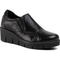 Półbuty COMFORTABEL - 942538 Schwarz 1. Czarne półbuty damskie Comfortabel, bez wzorów, z zamszu, eleganckie, bez obcasa, na obcasie, bez zapięcia. W wyprzedaży za 229,00 zł.