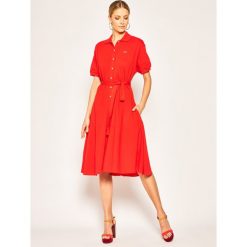 Sukienka koszulowa Lacoste EF5471. Czerwone sukienki damskie Lacoste, na co dzień, bez wzorów, z bawełny, z koszulowym kołnierzykiem, bez rękawów, proste. Za 679,00 zł.