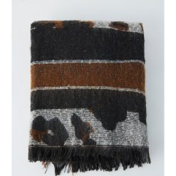 Szalik w panterkę. Pomarańczowe szaliki damskie marki Pull&Bear, bez wzorów. Za 79,90 zł.