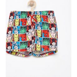 Szorty kąpielowe z superbohaterami marvel - Biały. Białe kąpielówki chłopięce marki Reserved, z motywem z bajki. W wyprzedaży za 29,99 zł.