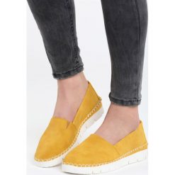 Żółte Slip On Each Other. Żółte trampki damskie slip on marki Born2be. Za 59,99 zł.