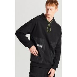 Bluza z łączonych materiałów kolekcja HAKOBO x Czarny. Czarne bluzy męskie Cropp, s, bez wzorów, z materiału, bez kołnierzyka, bez rękawów, bez kaptura. Za 129,99 zł.