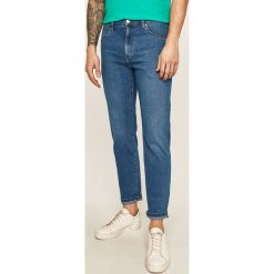 Wrangler - Jeansy Arizona. Niebieskie jeansy męskie Wrangler, z aplikacjami. W wyprzedaży za 299,90 zł.