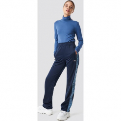 FILA Spodnie Thora Track - Blue. Niebieskie spodnie z wysokim stanem marki Fila, w paski. Za 283,95 zł.
