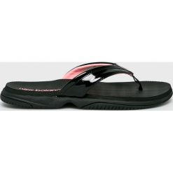 New Balance - Japonki. Czarne klapki damskie New Balance, bez wzorów, ze skóry, bez obcasa, na obcasie. W wyprzedaży za 89,90 zł.