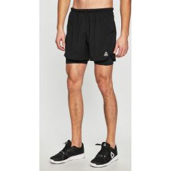 Reebok - Szorty. Czarne spodenki sportowe męskie Reebok, m, bez wzorów, z elastanu, sportowe. W wyprzedaży za 129,90 zł.