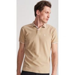 Koszulka polo regular fit - Beżowy. Brązowe koszulki polo męskie Reserved, s, bez wzorów, bez rękawów. Za 59,99 zł.