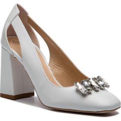 Półbuty SOLO FEMME - 50222-33-H52/000-04-00 Biały. Białe półbuty damskie Solo Femme, bez wzorów, ze skóry, bez obcasa, na obcasie, bez zapięcia. W wyprzedaży za 229,00 zł.