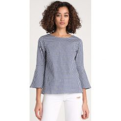 Baukjen LYRA FRILL Bluzka blue. Niebieskie bluzki damskie marki Baukjen, z bawełny. W wyprzedaży za 399,20 zł.