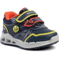 Sneakersy GEOX - B Dakin B. B B942PB 05411 C0749 M Navy/Lime. Niebieskie trampki chłopięce Geox, bez wzorów, ze skóry ekologicznej, na rzepy. W wyprzedaży za 159,00 zł.