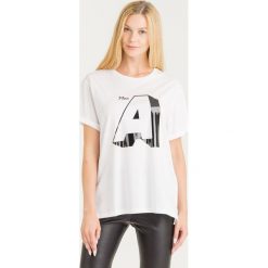 T-SHIRT EMPORIO ARMANI. Białe t-shirty damskie z nadrukiem, z materiału, z okrągłym kołnierzem. Za 407,40 zł.
