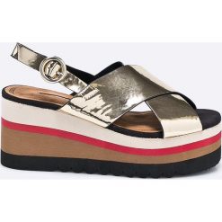 Corina - Sandały Bom Bon Chic. Żółte koturny damskie Corina, na klamry. W wyprzedaży za 59,90 zł.