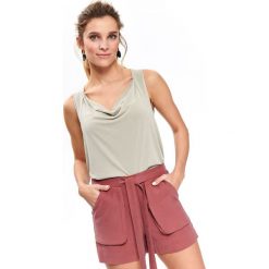 Bluzka damska z dekoltem typu woda. Brązowe bluzki damskie Top Secret, bez wzorów, z tkaniny, eleganckie, bez kołnierzyka, bez rękawów. W wyprzedaży za 34,99 zł.