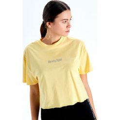 Krótka koszulka oversize - Żółty. Żółte koszulki damskie marki Cropp, s, bez wzorów, bez kołnierzyka. Za 29,99 zł.