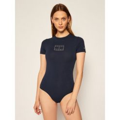 Body Tommy Jeans Tjw Shortsleeve Logo DW0DW08524. Niebieskie bluzki damskie Tommy Jeans, s, bez wzorów, z jeansu, bez kołnierzyka, bez rękawów. Za 159,00 zł.