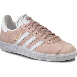 Buty adidas - Gazelle BB5472 Vapink/White/Goldmt. Różowe buty sportowe damskie Adidas, z zamszu. W wyprzedaży za 249,00 zł.