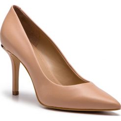Szpilki GUESS - Barett FL6BAT LEA08 NATU. Brązowe półbuty damskie Guess, z aplikacjami, ze skóry ekologicznej, eleganckie, bez obcasa, na obcasie, bez zapięcia. W wyprzedaży za 389,00 zł.