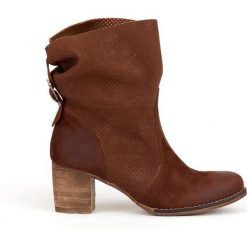 Dziurkowane botki na słupku - skóra naturalna - model 496 - kolor brązowy przecierka. Pomarańczowe botki damskie Zapato, ze skóry, bez obcasa, na słupku, bez zapięcia. W wyprzedaży za 319,20 zł.