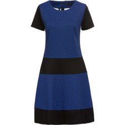 Sukienka z dżerseju bonprix czarno-niebieski z nadrukiem. Czarne sukienki damskie bonprix, z nadrukiem, z dżerseju, eleganckie, bez kołnierzyka, bez rękawów, rozkloszowane. Za 89,99 zł.