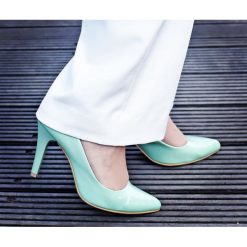 Lakierowane szpilki - skóra naturalna - model 035 - kolor miętowy lakier. Zielone czółenka damskie Zapato, z nadrukiem, ze skóry, na wysokim obcasie. W wyprzedaży za 239,20 zł.
