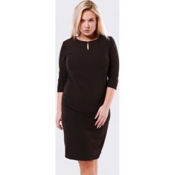 Czarna Sukienka Percolate. Czarne sukienki damskie Born2be, xl, bez wzorów, z tkaniny, z okrągłym kołnierzem, bez rękawów, midi. Za 69,99 zł.