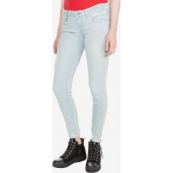 Guess Marilyn Dżinsy Niebieski. Niebieskie jeansy damskie Guess. Za 447,95 zł.
