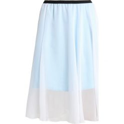 Calvin Klein Jeans DOUBLE LAYER MID LENGTH SKIRT Spódnica trapezowa bright white/sky blue. Białe spódniczki jeansowe marki Calvin Klein Jeans, xl. Za 449,00 zł.