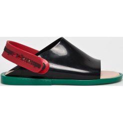 Melissa - Sandały Twist Ad. Czarne klapki damskie Melissa, bez wzorów, z materiału, bez obcasa, na obcasie. W wyprzedaży za 239,90 zł.
