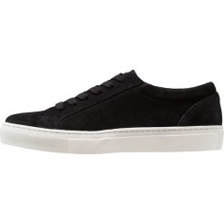 Samsøe & Samsøe PAPILLON Sneakersy niskie black. Czarne sneakersy męskie marki Samsøe & Samsøe, bez wzorów, ze skóry, bez zapięcia. Za 669,00 zł.