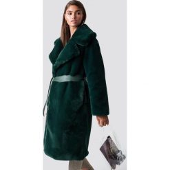 Hannalicious x NA-KD Płaszcz sztuczne futro z paskiem - Green. Zielone futra damskie Hannalicious x NA-KD, w paski, z futra. Za 607,95 zł.