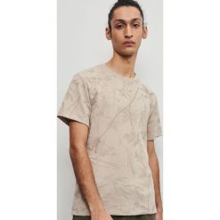 T-shirt ze strukturalnym wzorem - Kremowy. Białe t-shirty męskie Reserved, s, bez wzorów, bez kołnierzyka. W wyprzedaży za 29,99 zł.