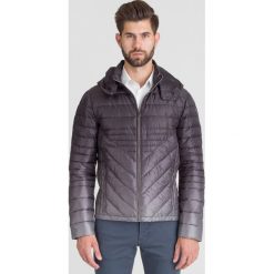 CZARNA PIKOWANA KURTKA TRUSSARDI JEANS Z KAPTUREM. Czarne płaszcze męskie Trussardi Jeans, s, z aplikacjami, z jeansu, z kapturem. Za 644,50 zł.