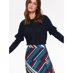 Sweter damski długi rękaw z falbaną. Niebieskie swetry damskie Top Secret, na zimę, bez wzorów, z długim rękawem, długie, bez kaptura. W wyprzedaży za 29,99 zł.