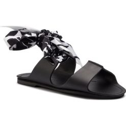 Sandały WEEKEND MAXMARA - Cabina 552101946 Nero 003. Czarne klapki damskie Weekend Max Mara, bez wzorów, ze skóry, bez obcasa, na obcasie. W wyprzedaży za 539,00 zł.