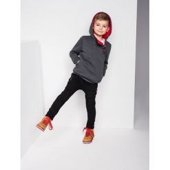 Bluzy chłopięce: BLUZA DZIECIĘCA Z KAPTUREM KB005 – GRAFITOWA/CZERWONA