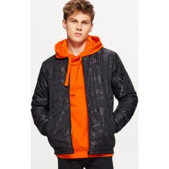 Kurtka bomber camo - Czarny. Czarne kurtki męskie bomber Cropp, l. Za 169,99 zł.
