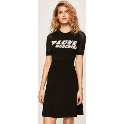 Love Moschino - Sukienka. Czarne sukienki damskie Love Moschino, na co dzień, s, z aplikacjami, z poliesteru, casualowe, z okrągłym kołnierzem, z krótkim rękawem, krótkie, mini, rozkloszowane. W wyprzedaży za 1099,00 zł.