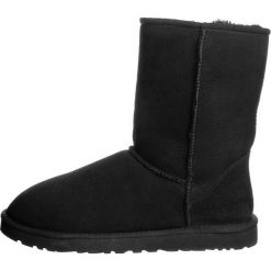 UGG CLASSIC SHORT Śniegowce black. Czarne śniegowce męskie Ugg, bez zapięcia. Za 939,00 zł.