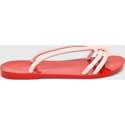Melissa - Japonki. Różowe klapki damskie Melissa, bez wzorów, z gumy, bez obcasa, na obcasie. W wyprzedaży za 89,90 zł.