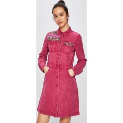 Desigual - Sukienka. Różowe sukienki damskie Desigual, na co dzień, z haftami, z lyocellu, casualowe, bez kołnierzyka, bez rękawów, mini, proste. Za 599,90 zł.