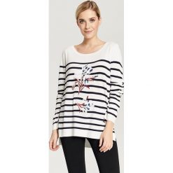 Sweter w kolorze biało-czarnym ze wzorem. Czarne swetry damskie Zabaione, Hailys, xxl, bez wzorów, bez rękawów, bez kaptura. W wyprzedaży za 79,95 zł.