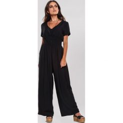 Czarny Kombinezon Laughsome. Czarne kombinezony damskie other, s, bez wzorów, eleganckie, z klasycznym kołnierzykiem, z krótkim rękawem, długie. Za 79,99 zł.