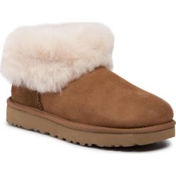 Buty UGG - W Classic Mini Fluff 1106757 Che. Pomarańczowe kozaki damskie Ugg, ze skóry, bez zapięcia. W wyprzedaży za 459,00 zł.