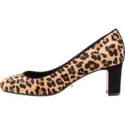 Dune London WIDE FIT WIDE FIT ADDENA Czółenka brown. Pomarańczowe czółenka marki Dune London WIDE FIT, ze skóry ekologicznej. Za 419,00 zł.